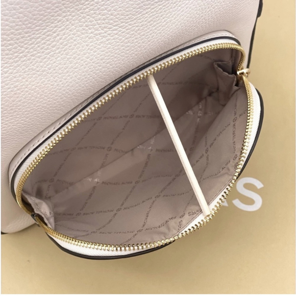 Michael Kors Jaycee Medium
Pebbled Leather Backpack Light
Cream - Picture 7 of 15